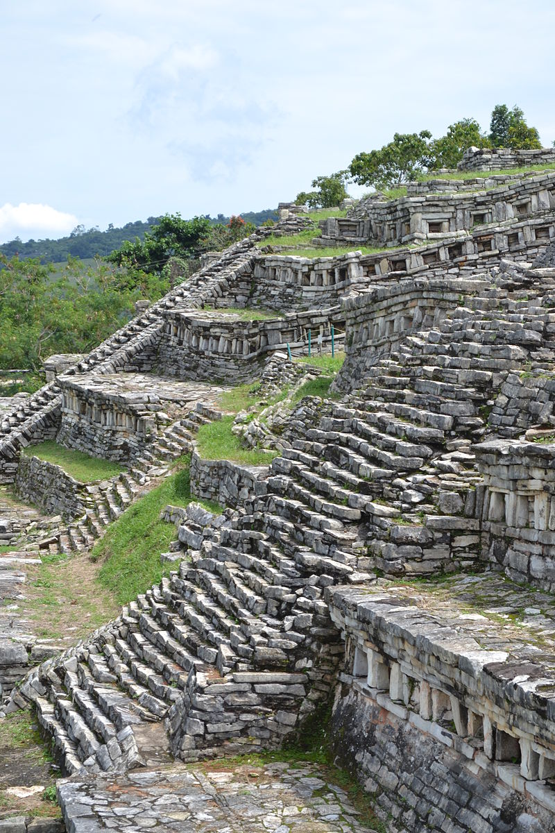 800px-Escalinatas_de_Yohualichan