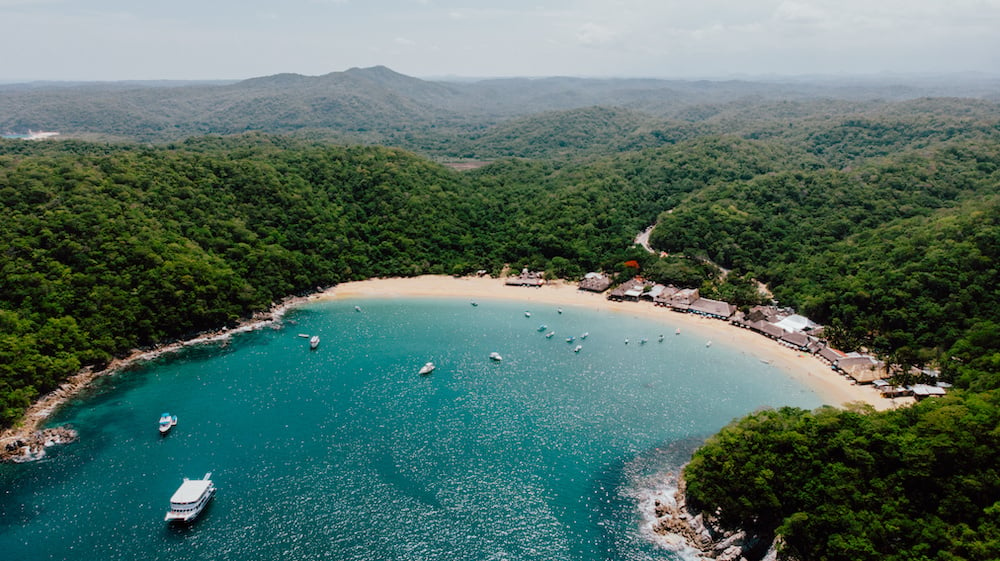 Bahía Maguey, Huatulco, Oaxaca AdobeStock_383612643